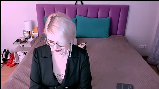 sabrinamacmarren online show from October 31, 2025, 3:13 pm