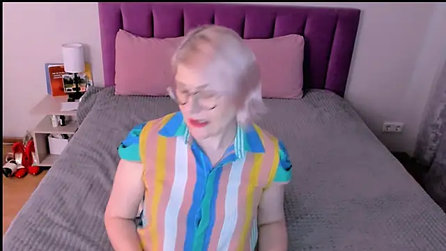 sabrinamacmarren online show from December 4, 2025, 7:06 am