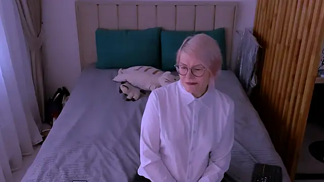 sabrinamacmarren online show from March 11, 2026, 2:12 pm