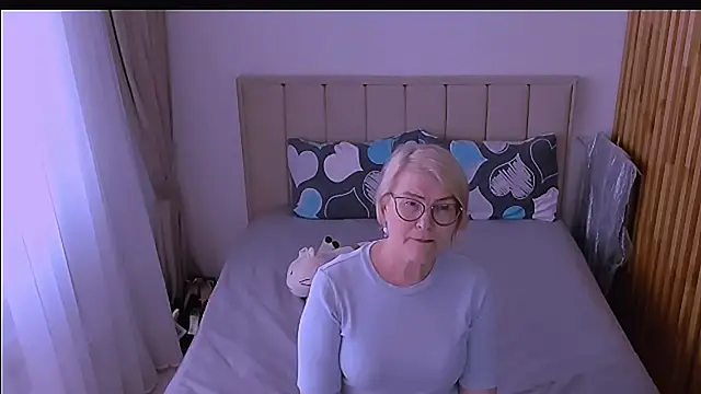 sabrinamacmarren online show from April 17, 2026, 2:53 pm