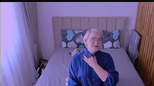 sabrinamacmarren online show from April 20, 2026, 1:03 pm