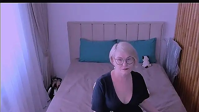 sabrinamacmarren online show from April 21, 2026, 1:50 pm