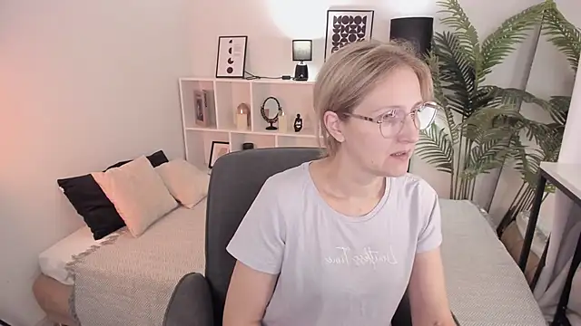 Paris Cherry online show from October 12, 2025, 8:08 pm