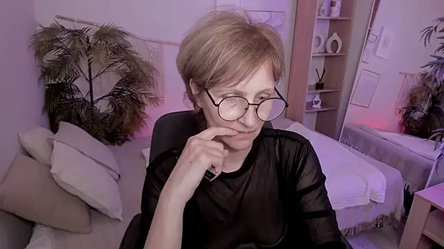Snapshot of Paris_Cherry chatting on July 9, 2026, 6:45 pm Paris Cherry online show from July 9, 2026, 6:45 pm