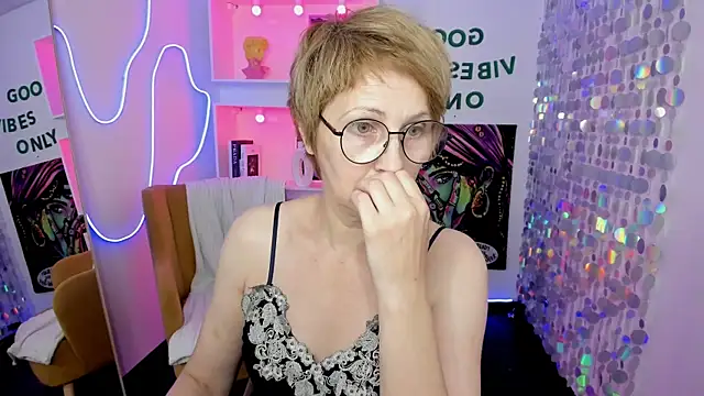 Snapshot of Paris_Cherry chatting on July 29, 2026, 5:55 pm Paris Cherry online show from July 29, 2026, 5:55 pm