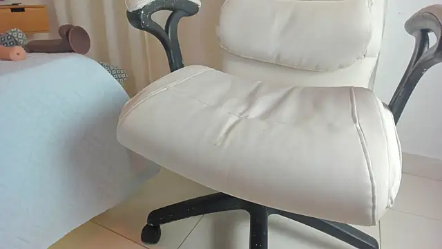 cristinapuerta  online show from December 1, 2025, 3:06 pm