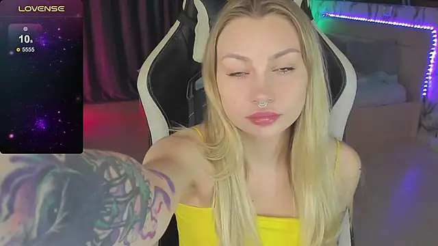 Snapshot of BiMolly chatting on December 16, 2024, 2:25 am BiMolly online show from December 16, 2024, 2:25 am