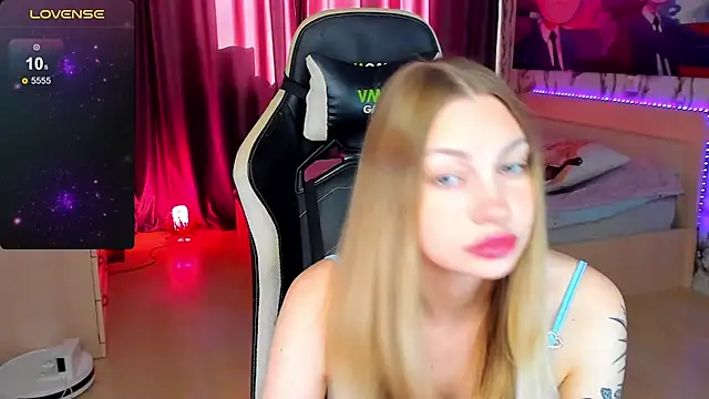 Snapshot of BiMolly chatting on September 11, 2025, 5:18 am BiMolly online show from September 11, 2025, 5:18 am