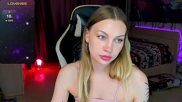 Snapshot of BiMolly chatting on October 16, 2025, 8:59 am BiMolly online show from October 16, 2025, 8:59 am