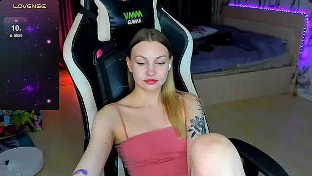 Snapshot of BiMolly chatting on November 8, 2025, 8:07 pm BiMolly online show from November 8, 2025, 8:07 pm