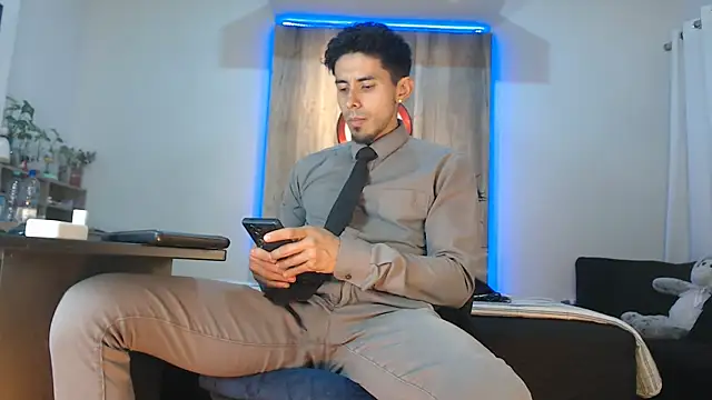 Andrew 4  online show from November 16, 2025, 8:31 am