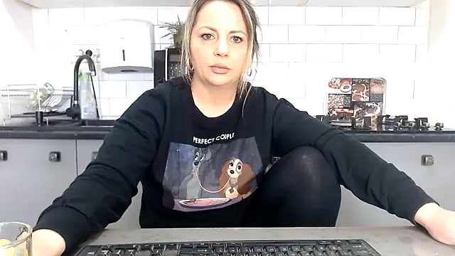 erikaerika online show from March 4, 2025, 10:13 am