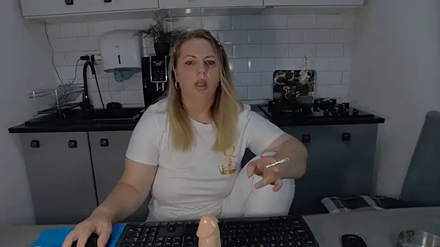 erikaerika online show from September 25, 2025, 7:23 am