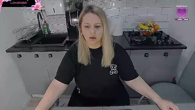 erikaerika online show from December 18, 2025, 8:53 am