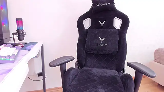 SkyqueenI online show from September 19, 2025, 8:16 am