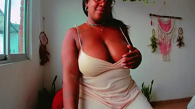 Adrilovechocolate online show from December 5, 2024, 5:39 pm