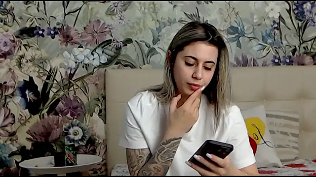 RoseDiamond06 online show from January 24, 2025, 4:39 pm