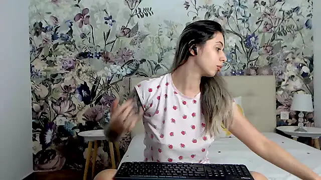 RoseDiamond06 online show from September 26, 2025, 8:57 pm