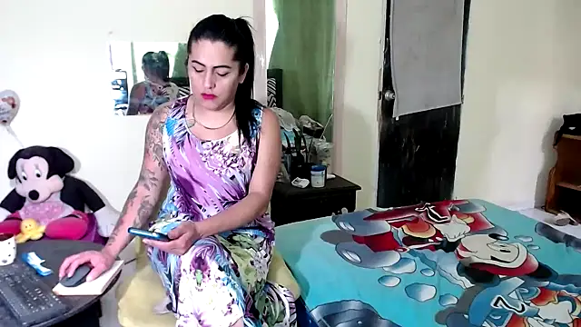 Sashaferrari2000 online show from December 15, 2025, 6:01 pm