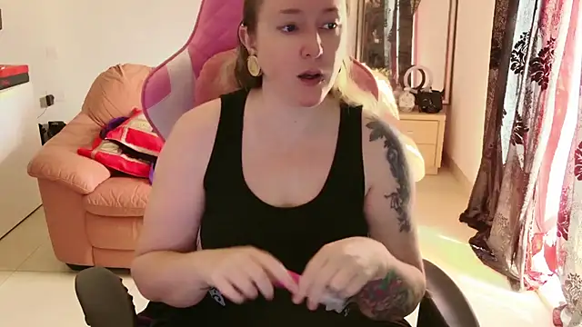 kisicaxx online show from January 28, 2025, 9:30 am