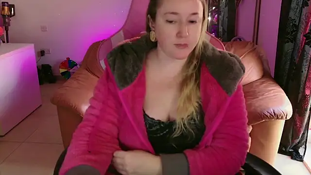 kisicaxx online show from February 3, 2025, 1:51 pm