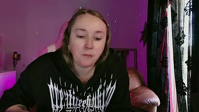 kisicaxx online show from February 4, 2025, 3:26 pm