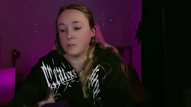 kisicaxx online show from February 4, 2025, 6:27 pm