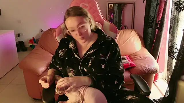 kisicaxx online show from February 8, 2025, 1:01 pm