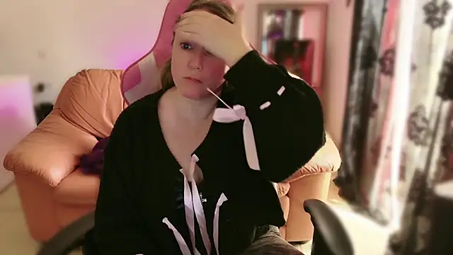 kisicaxx online show from February 18, 2025, 10:05 am