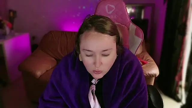 kisicaxx online show from February 18, 2025, 1:11 pm