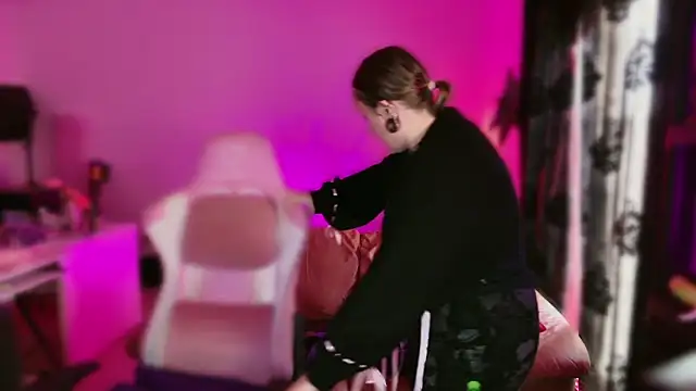 kisicaxx online show from February 28, 2025, 4:10 pm