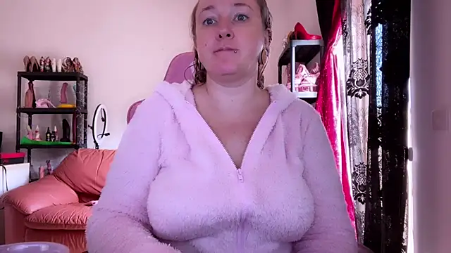 kisicaxx online show from November 4, 2025, 9:41 am