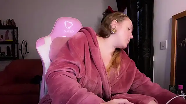 kisicaxx online show from November 8, 2025, 4:07 pm