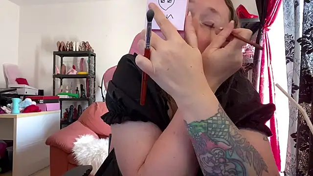 kisicaxx online show from April 24, 2026, 9:45 am