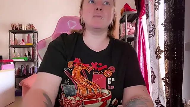 Snapshot of kisicaxx chatting on May 6, 2026, 1:49 pm kisicaxx online show from May 6, 2026, 1:49 pm
