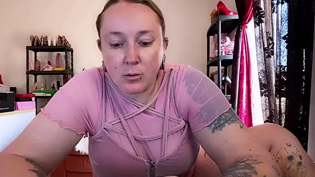 Snapshot of kisicaxx chatting on May 16, 2026, 11:42 am kisicaxx online show from May 16, 2026, 11:42 am
