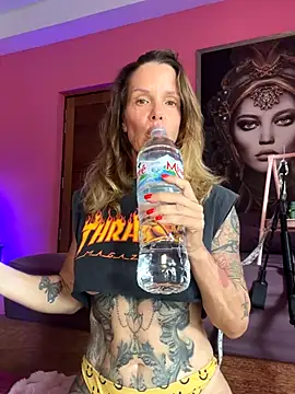 Snapshot of mommyselenafit_ chatting on September 27, 2025, 6:18 am mommyselenafit online show from September 27, 2025, 6:18 am