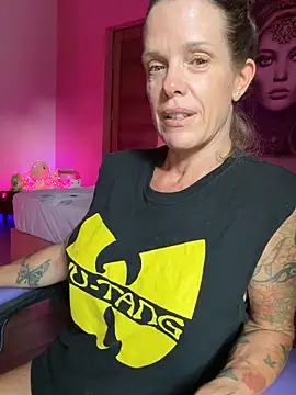 Snapshot of mommyselenafit_ chatting on March 6, 2026, 10:12 am mommyselenafit online show from March 6, 2026, 10:12 am