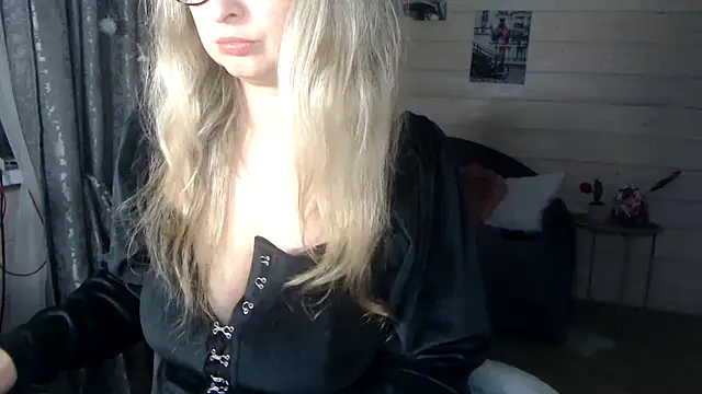 RubiLakros online show from November 24, 2025, 8:19 pm