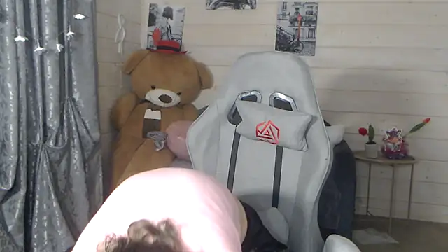 RubiLakros online show from November 28, 2025, 12:08 pm