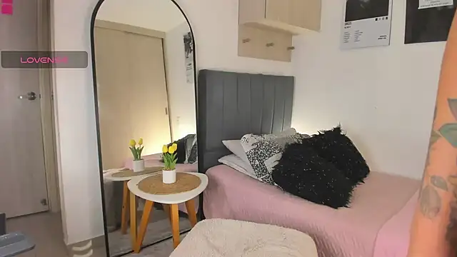 hollyprincess 2 online show from April 7, 2026, 3:07 am