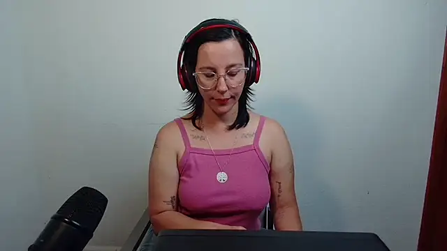 Snapshot of mahina84 chatting on July 18, 2026, 1:26 pm mahina84 online show from July 18, 2026, 1:26 pm