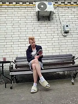 Snapshot of Vuitton chatting on May 9, 2026, 3:39 pm Vuitton online show from May 9, 2026, 3:39 pm