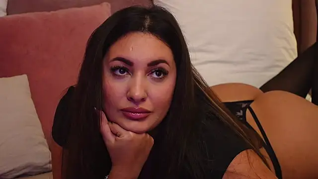 YaaraCollins online show from October 17, 2025, 7:05 pm