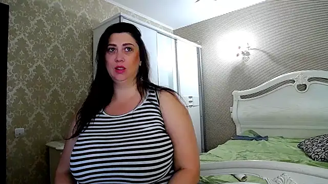 Snapshot of Evelyn_Shy chatting on October 21, 2025, 6:14 am Evelyn Shy online show from October 21, 2025, 6:14 am