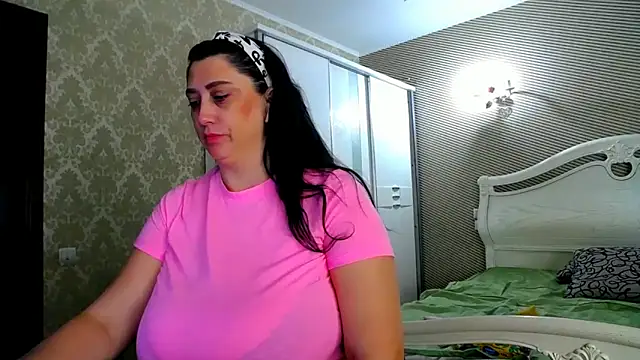 Snapshot of Evelyn_Shy chatting on November 14, 2025, 7:29 am Evelyn Shy online show from November 14, 2025, 7:29 am