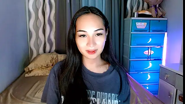 Snapshot of SweetLilly_18 chatting on June 3, 2026, 5:32 am SweetLilly 18 online show from June 3, 2026, 5:32 am