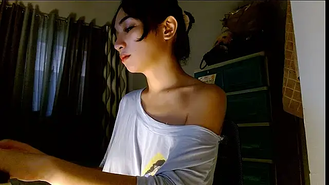 SweetLilly 18 online show from August 5, 2026, 2:36 am