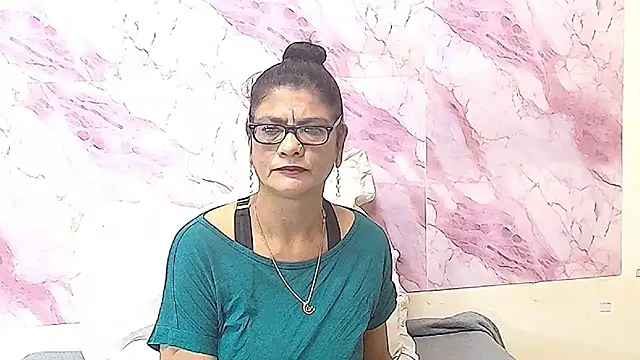 Snapshot of IndianAllure chatting on October 28, 2025, 5:33 am IndianAllure online show from October 28, 2025, 5:33 am