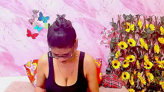 Snapshot of IndianAllure chatting on December 4, 2025, 5:39 am IndianAllure online show from December 4, 2025, 5:39 am